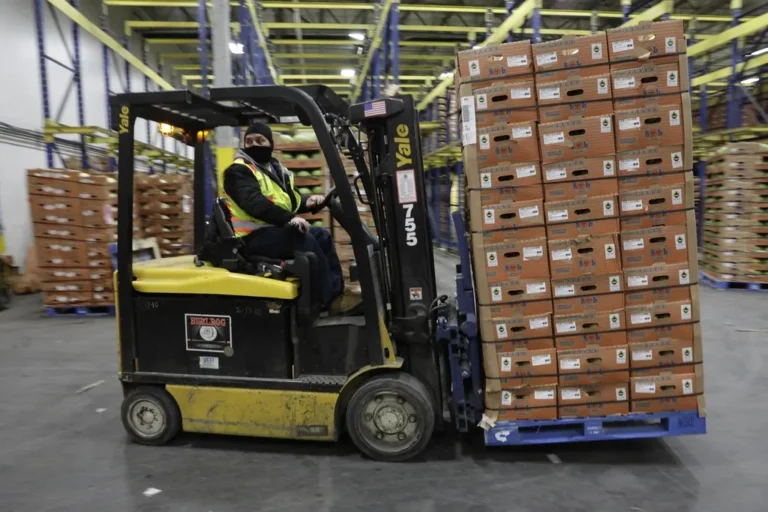 Carretilla elevadora con palés en un almacén