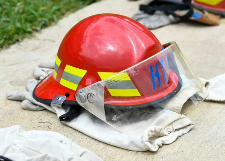 Casco de bombero rojo