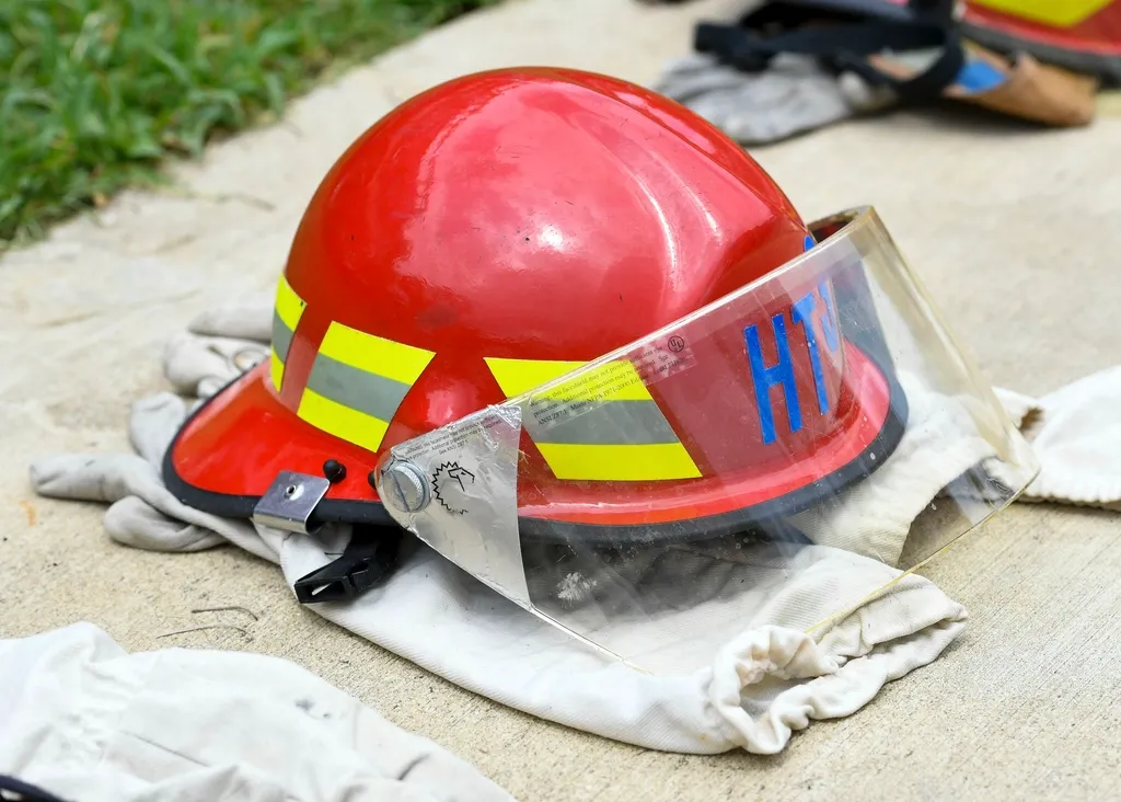 Casco de bombero rojo