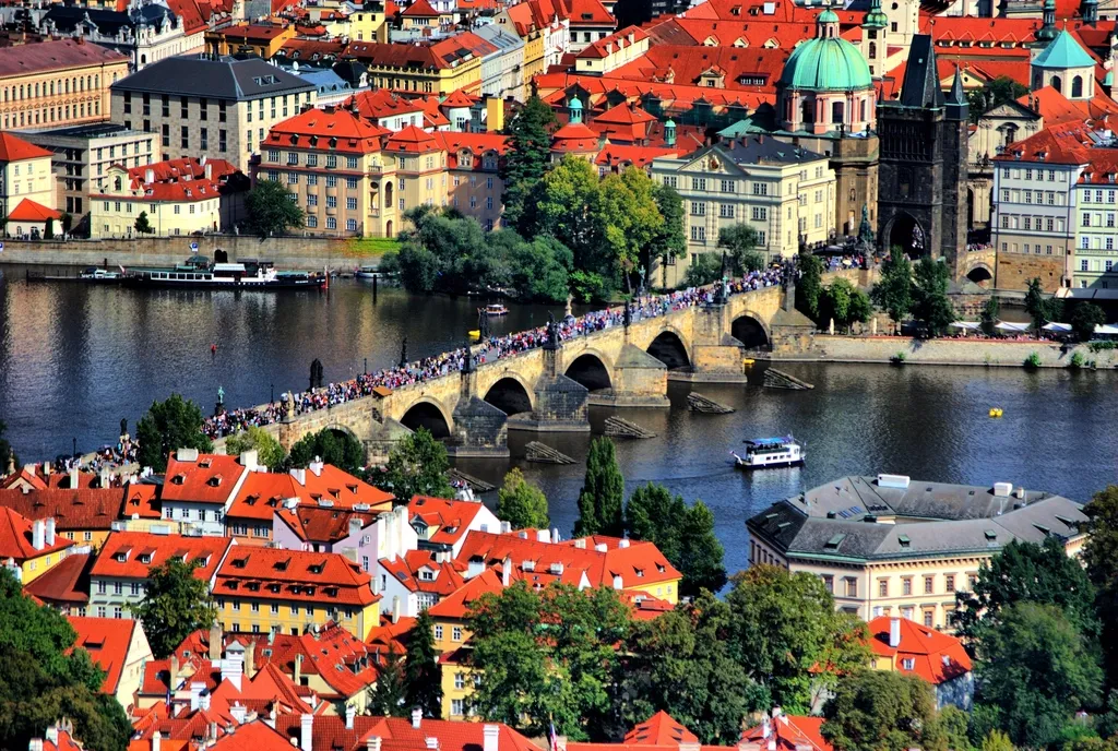 Puente de Carlos y tejados de Praga