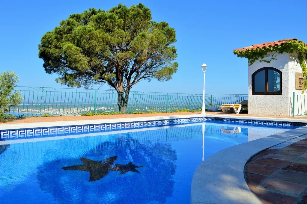 Piscina exterior junto al mar
