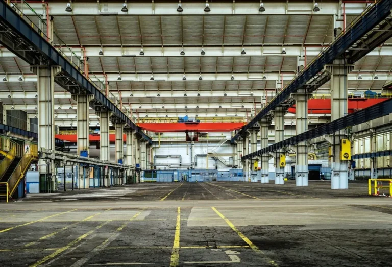 Interior de una gran nave industrial