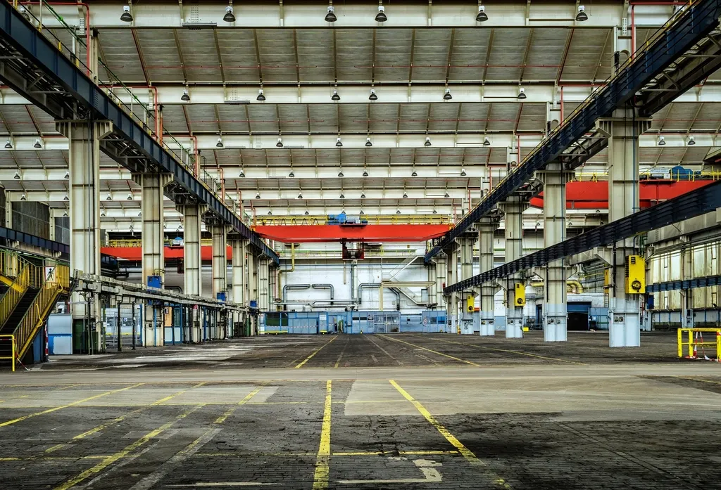 Interior de una gran nave industrial