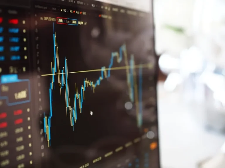Gráficos bursátiles en una pantalla