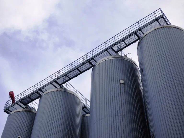 Silos de una fábrica de bebidas