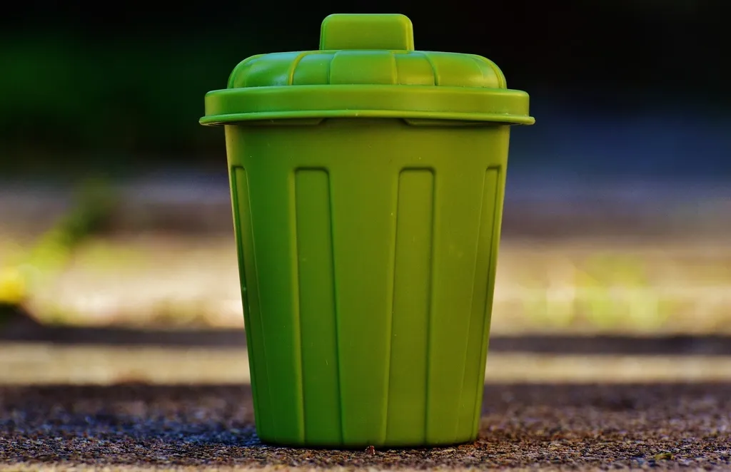 Cubo de basura verde