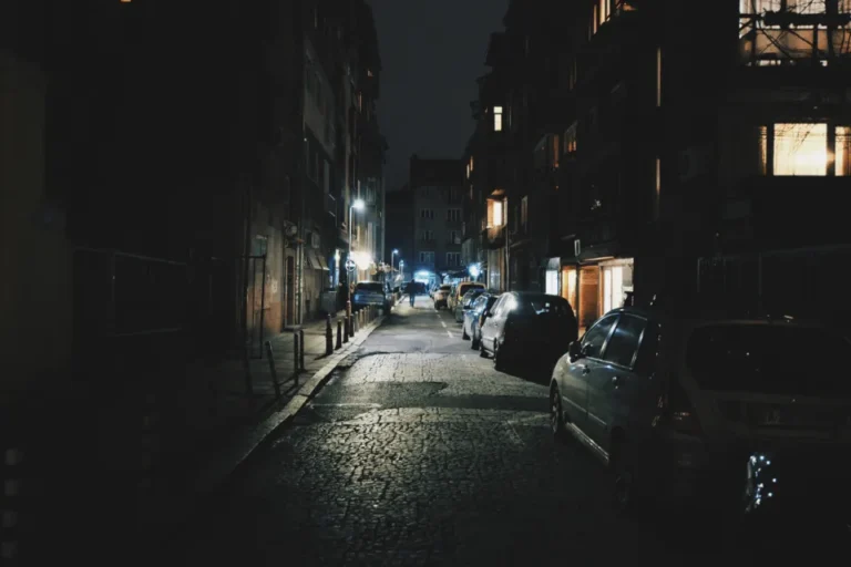 Callejón urbano de noche