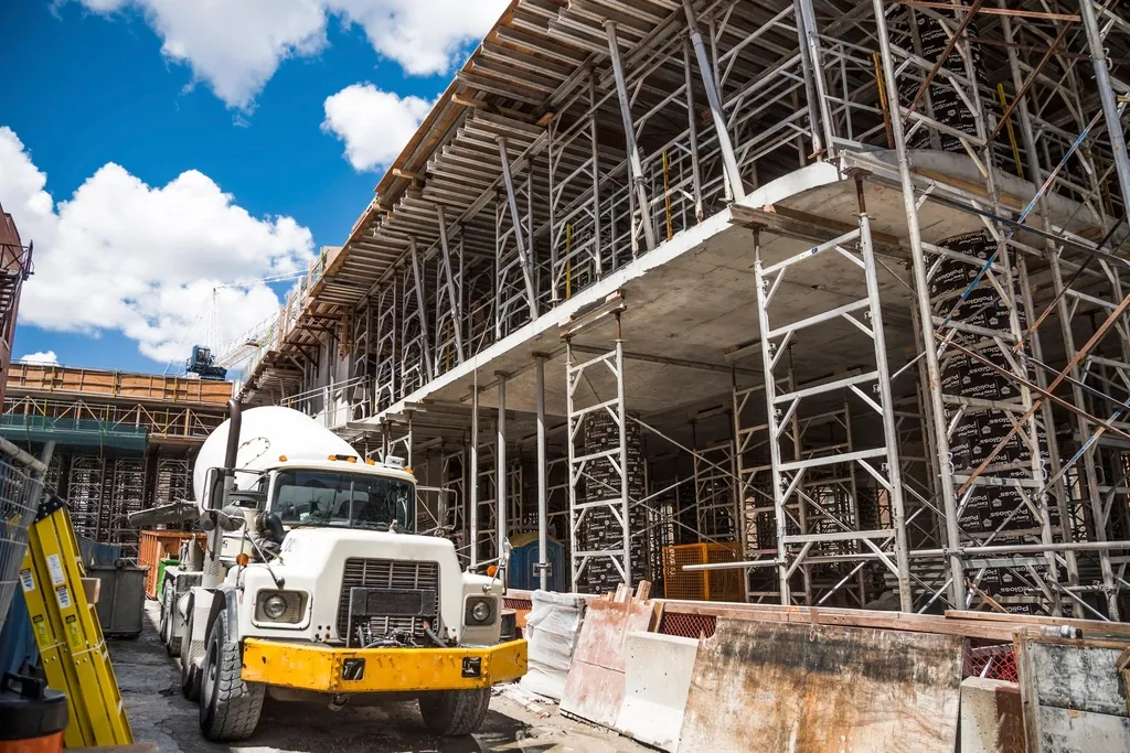 Obra en construcción con grúas