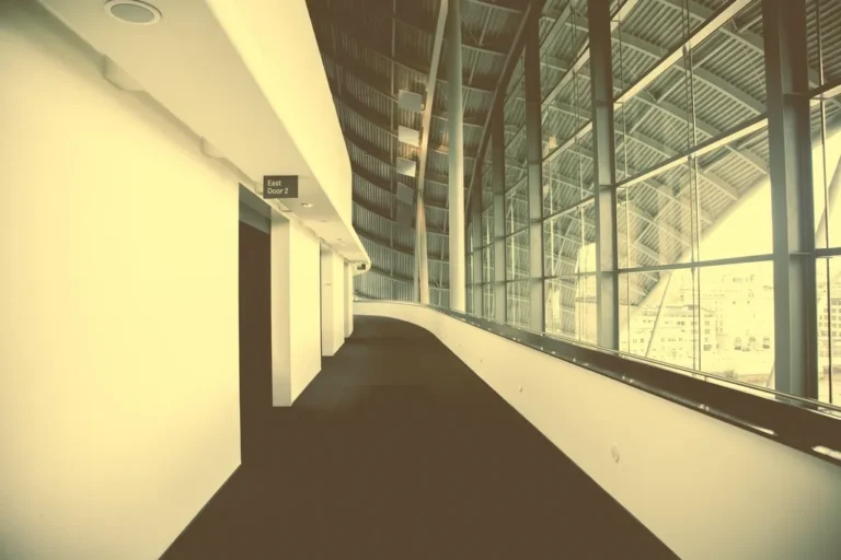 Pasillo vacío de un edificio