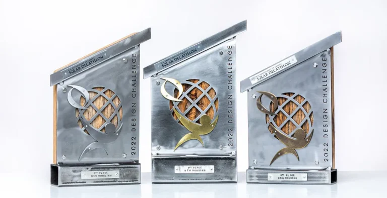 Trofeos de cristal sobre una mesa