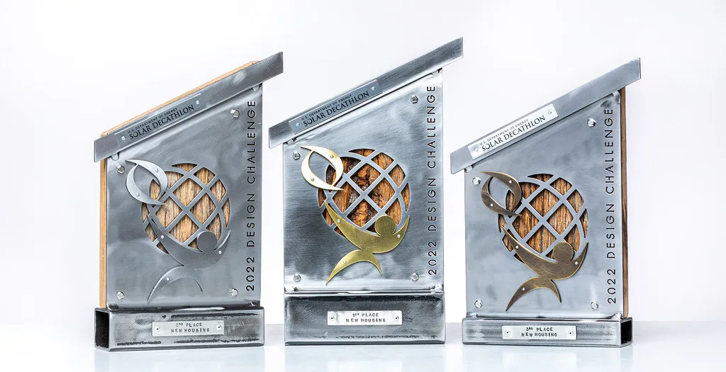 Trofeos de cristal sobre una mesa