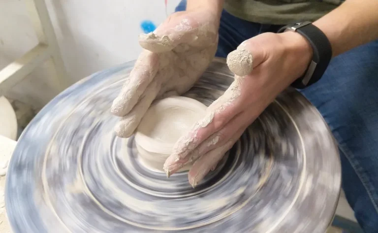 Manos modelando una pieza de cerámica