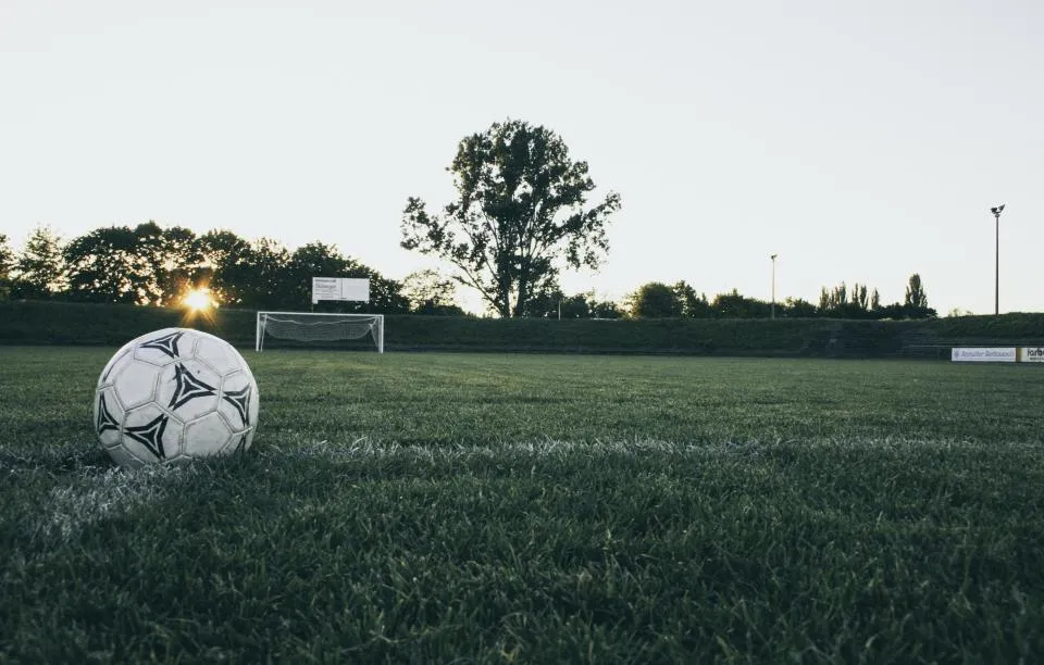 Balón sobre un campo de fútbol de césped