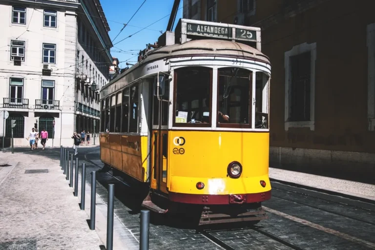 Tranvía amarillo en una calle de Lisboa