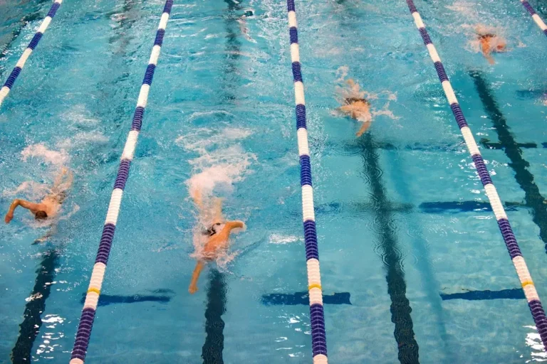Nadadores en una piscina con calles