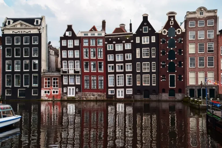 Casas junto a un canal de Ámsterdam