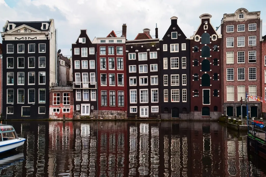 Casas junto a un canal de Ámsterdam