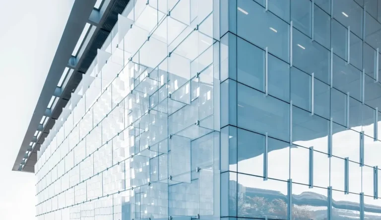 Edificio de oficinas acristalado