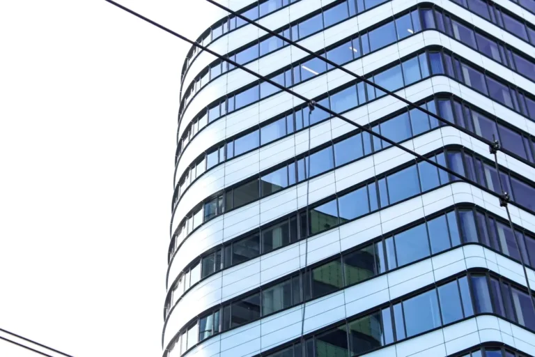 Edificio de oficinas acristalado