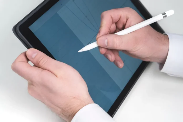 Manos usando una tableta con lápiz digital