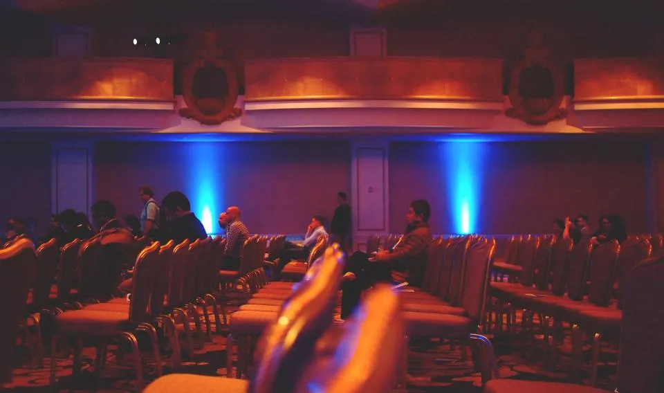 Público en una sala de conferencias