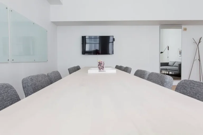 Sala de reuniones con una mesa larga