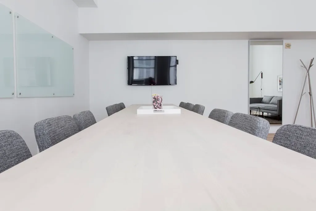 Sala de reuniones con una mesa larga