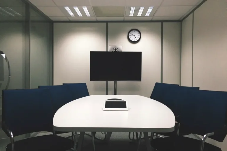 Sala de reuniones con mesa y sillas
