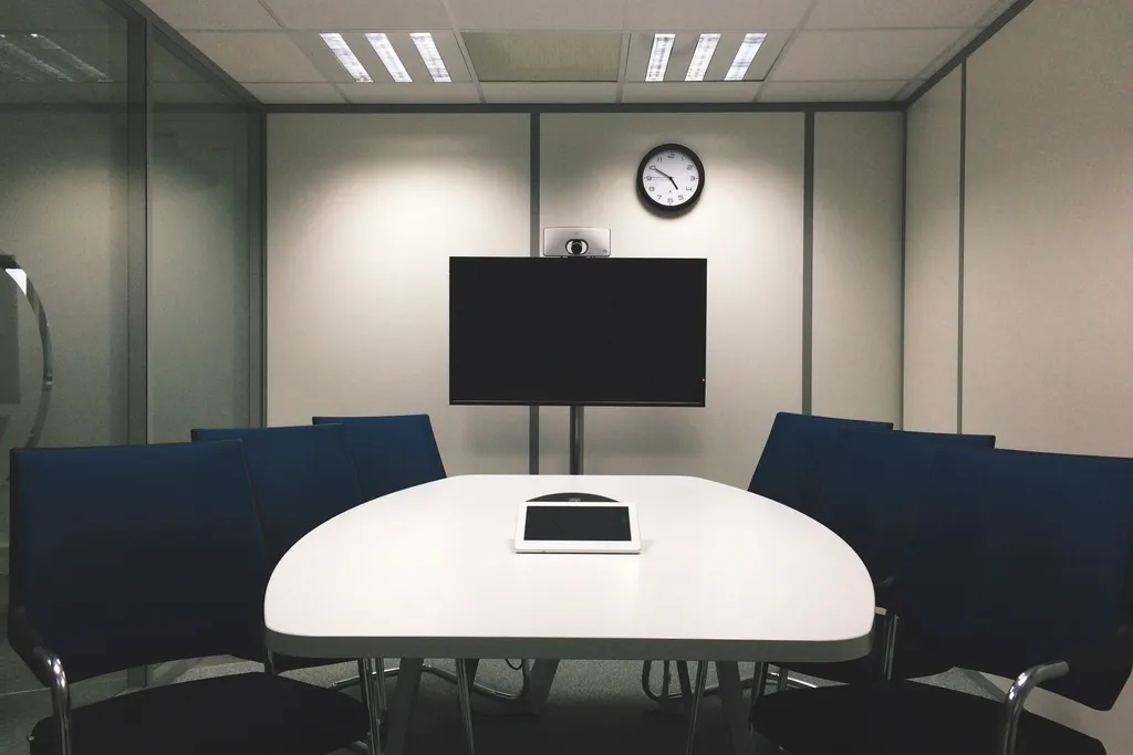 Sala de reuniones con mesa y sillas