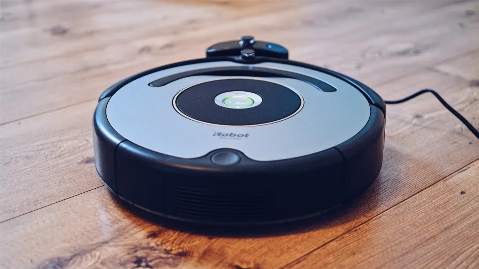 Robot aspirador sobre el suelo