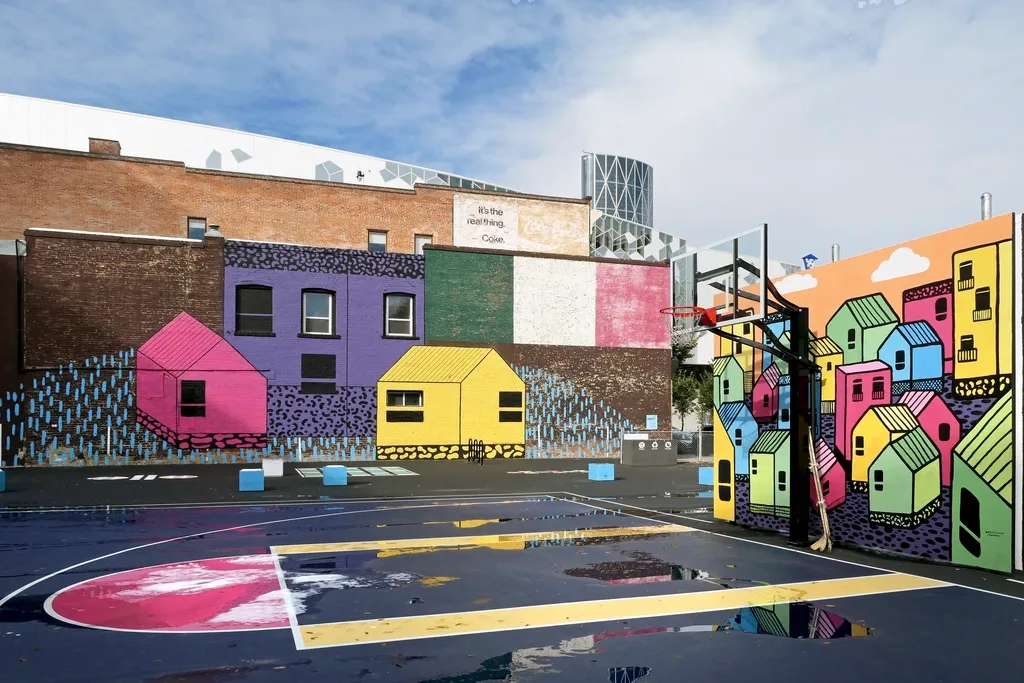 Mural de arte urbano en una calle