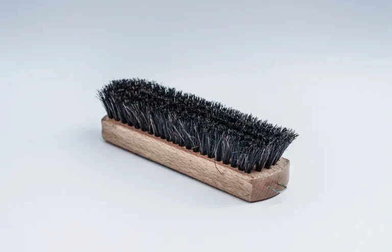 Cepillo de madera para limpieza sobre fondo claro