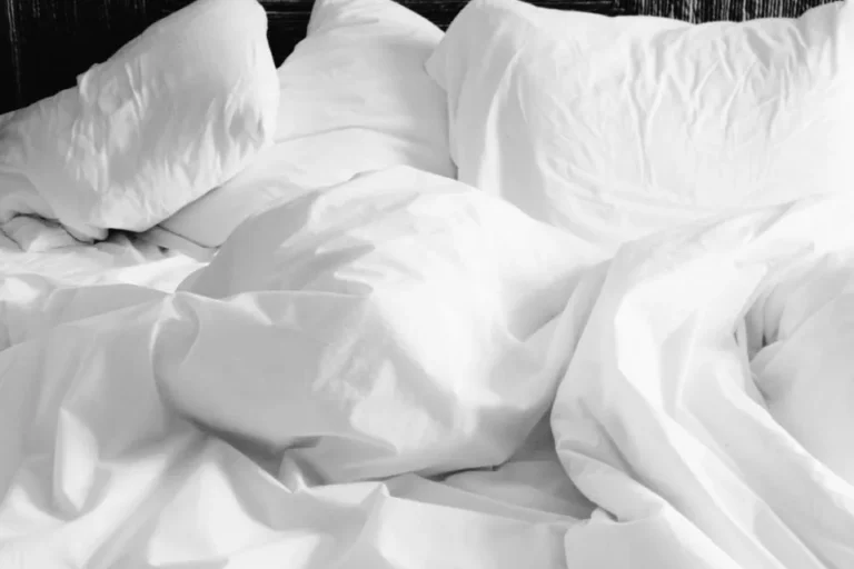 Almohadas y sábanas blancas