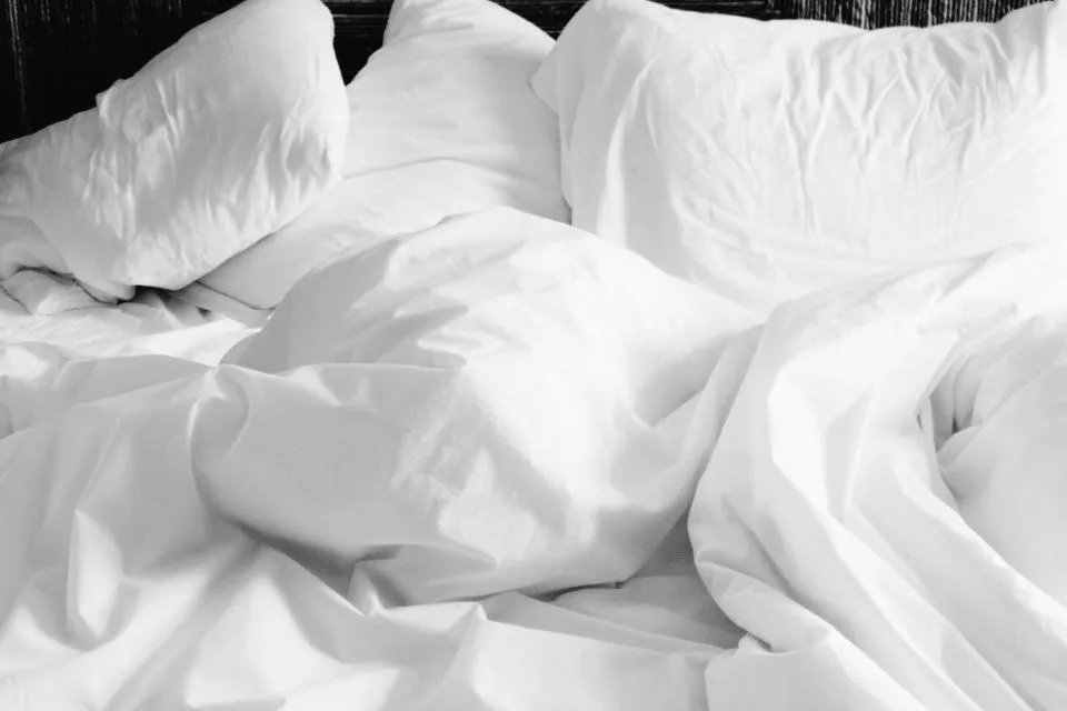 Almohadas y sábanas blancas