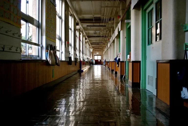 Pasillo de un centro educativo