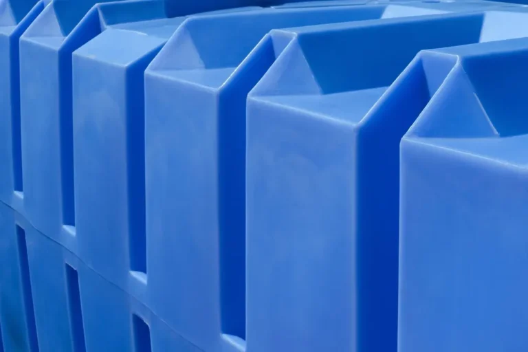Depósitos de agua de plástico azul