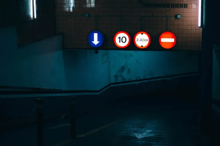 Aparcamiento subterráneo de noche