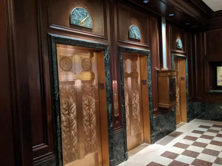 Puertas de ascensor de estilo clásico