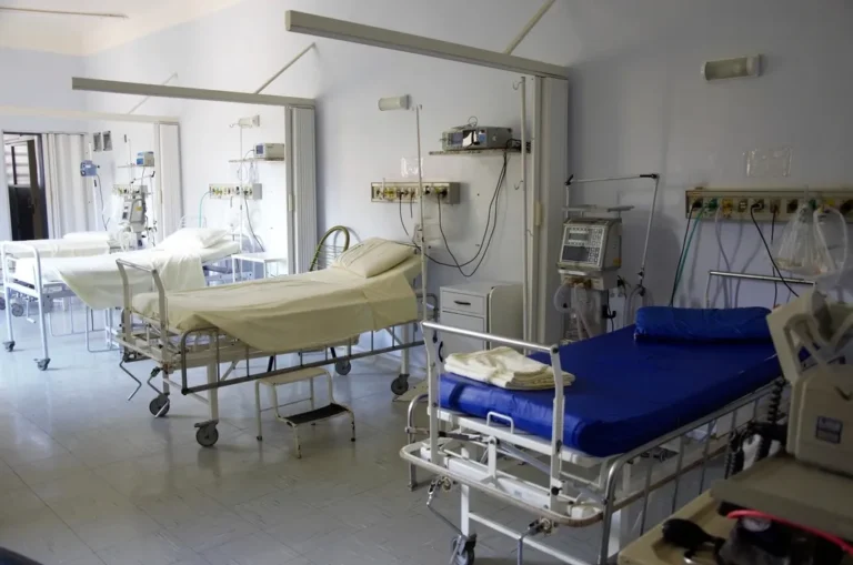 Habitación de hospital con camas vacías