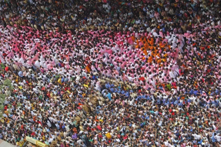Multitud de personas en un gran acto al aire libre
