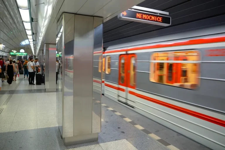 Tren de metro entrando en una estación