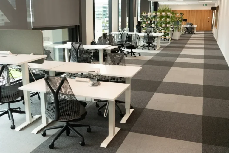 Oficina moderna con puestos de trabajo