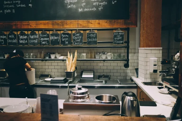 Cocina profesional con una persona de espaldas
