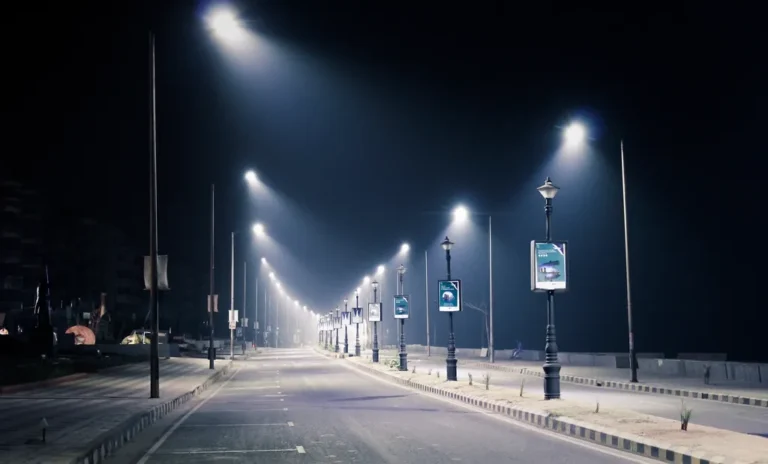Calle iluminada por farolas de noche