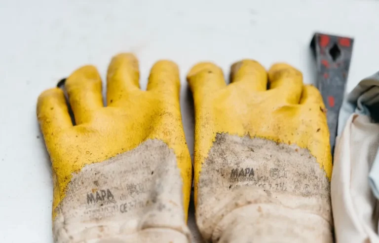 Guantes de goma amarillos de limpieza