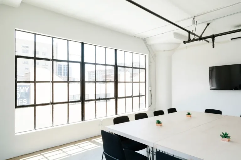 Sala de reuniones vacía con una mesa larga