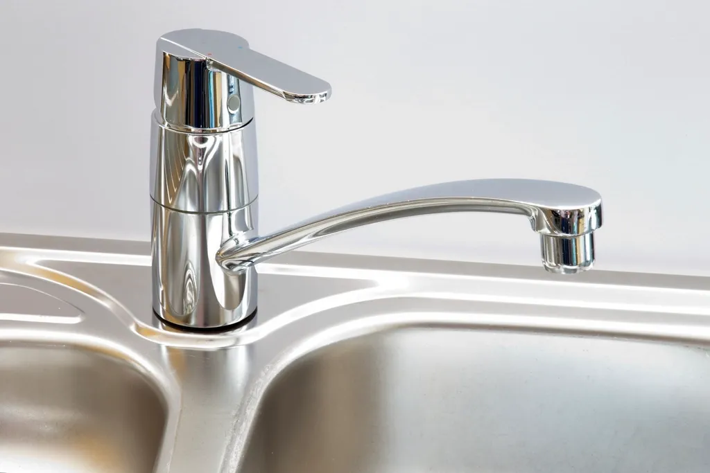 Grifo de agua sobre un fregadero de acero inoxidable