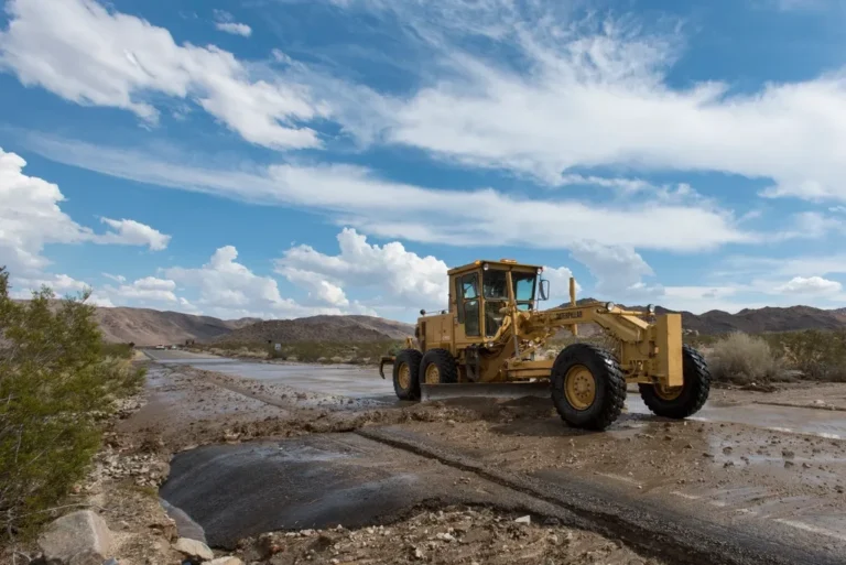 Excavadora retirando escombros