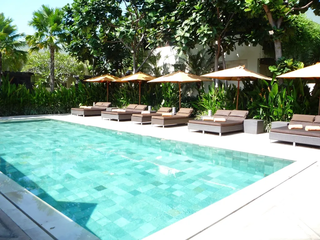 Piscina exterior junto a un edificio