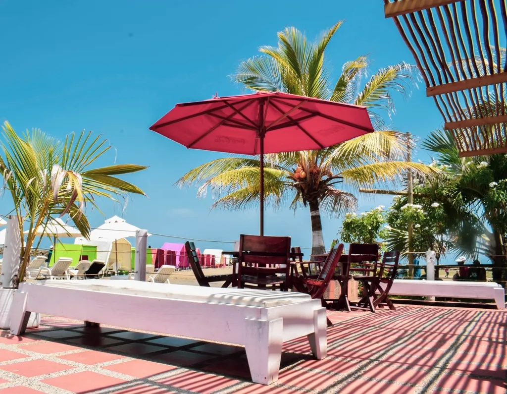 Piscina de un complejo hotelero con sombrillas